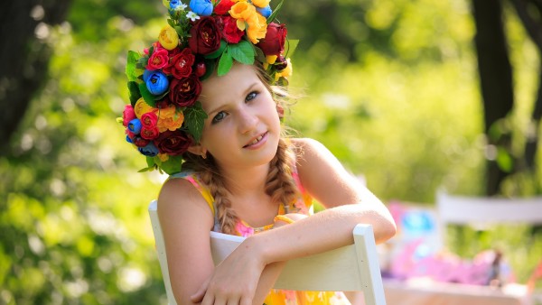 милая девочка с цветами обои на рабочий стол