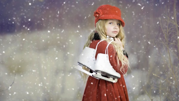 Милая девочка с коньками на снежном фоне обои hd