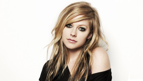 Аврил Лавин (Avril Lavigne) обои певицы на белом фоне HD