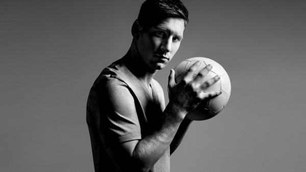 Лионель Месси футболист с мячем чернобелые фото обои HD