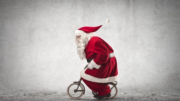 Санта Клаус, юмор, шуба, очки, Новый год, в красном, маленький, улица, шапка, униформа, тротуар, Дед Мороз, борода, велосипед, праздник