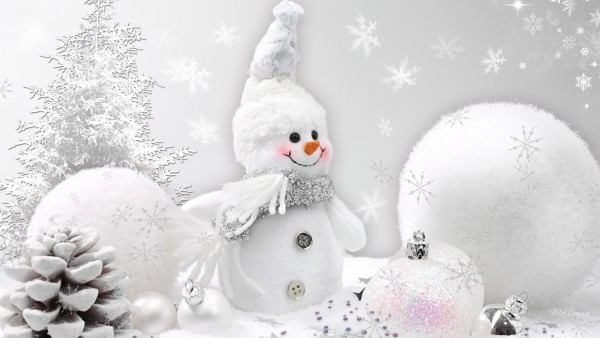 Улыбающийся снеговичок в белом 