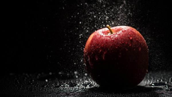 Красное яблоко, макро обои, капли, брызги, падающее яблоко 4K обои