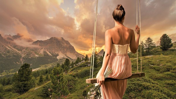 Красивая девушка на качелях живописный пейзаж обои HD