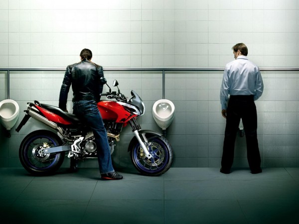 Парень на мотоцикле писает в общественном туалете