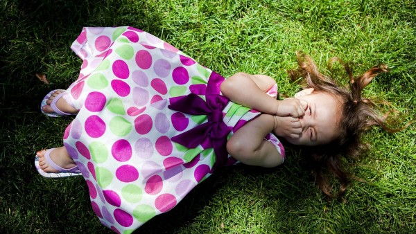 Девочка с закрытыми глазами на траве