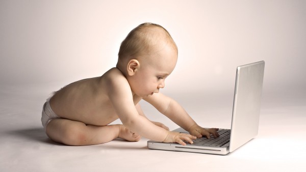 Малыш хакер сидит за ноутбуком