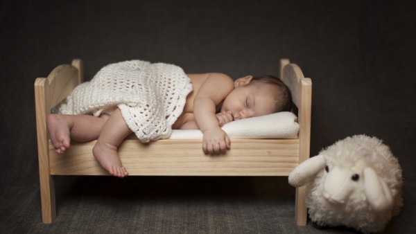 Обои спящего малыша в кроватке с мягкой игрушкой