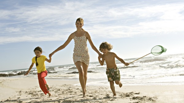 Счастливая семья мама и дети на пляже обои