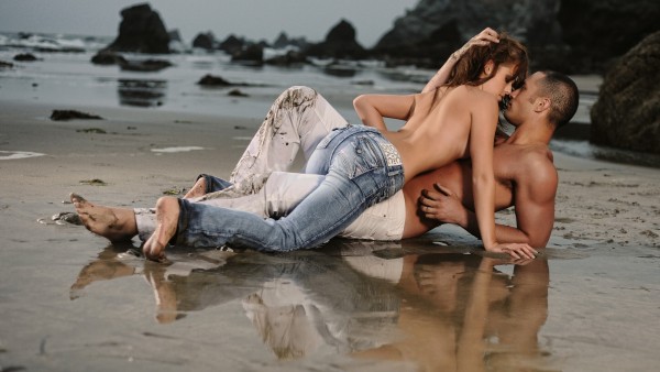Романтика парень и девушка на пляже обои любовь