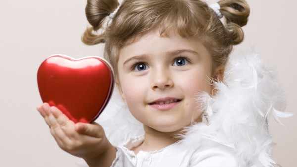 Маленькая девочка ангел с сердечком в руках обои