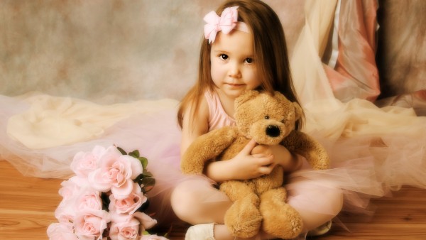 Милая девочка с плюшевым медвежонком и цветами обои