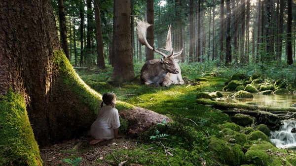 Сказочный олень с большими рогами в лесу и девочка