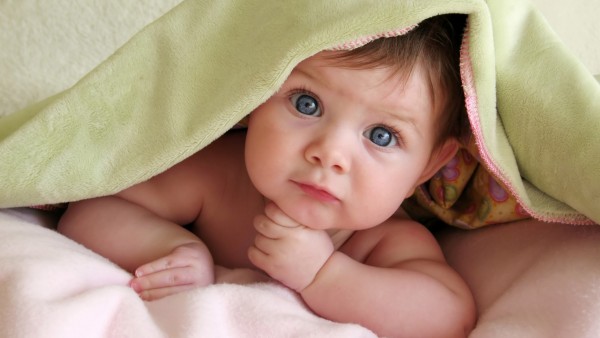 Маленький ребенок с большими голубыми глазами