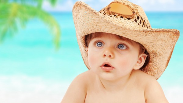 Мальчик в шляпе на море с большими глазами