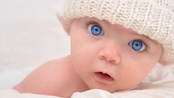 Счастливый ребенок с красивыми голубыми глазами
