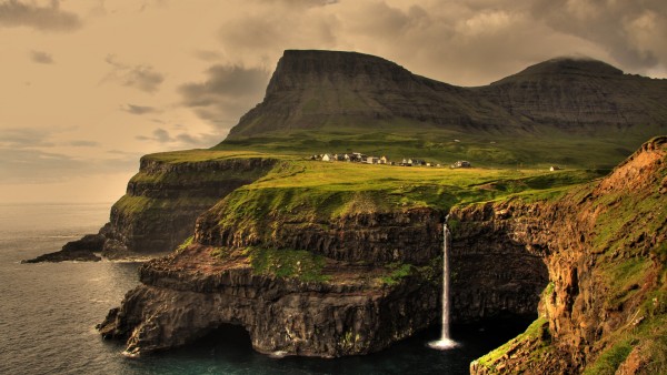 Скалы Исландии на побережье моря широкоформатные обои