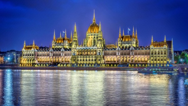 Фантастическое здание парламента в Венгрии