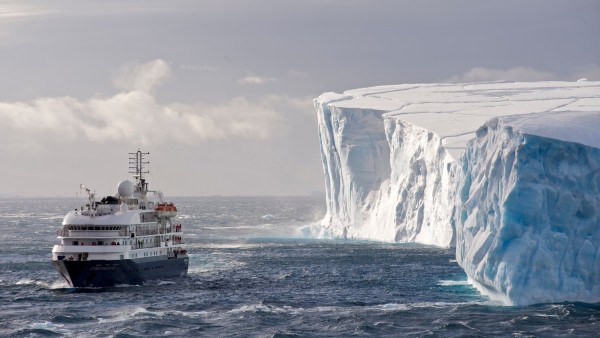 Антарктида, айсберг, корабль
