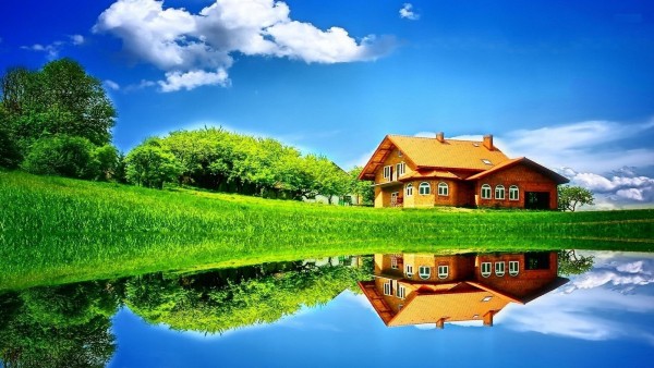 Красивый домик у озера