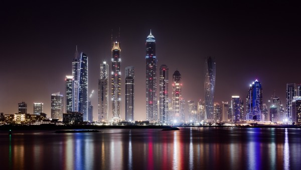 Ночные небоскребы в Дубае