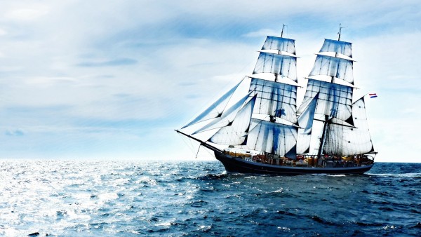 Парусный корабль в море