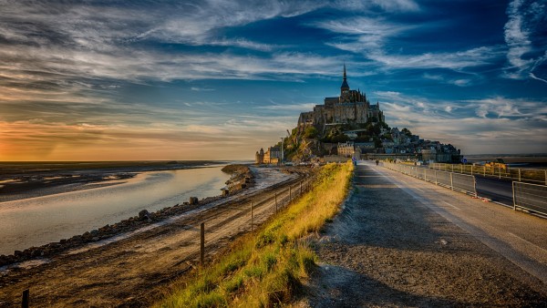 Франция Мон Сен-Мишель остров красивый замок на скалах обои
