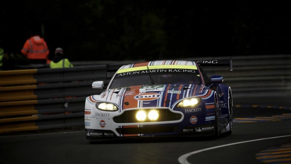 Aston Martin гоночный автомобиль на треке обои hd
