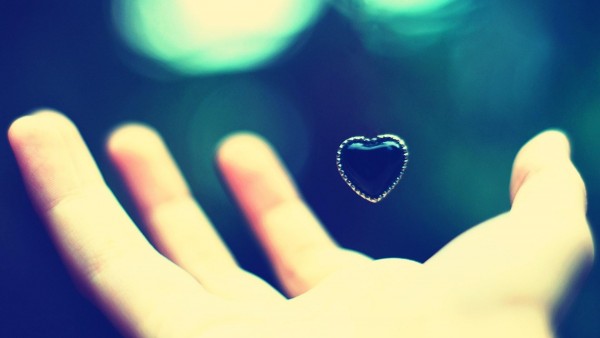 Рука сердце любовь обои hd