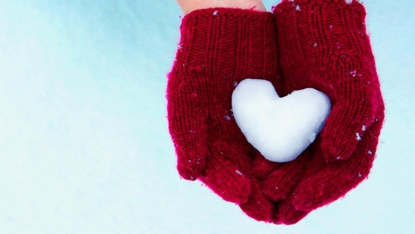 Руки, перчатки, снег, сердце, зима
