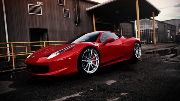 Автомобиль Ferrari 458 Italia красный обои hd