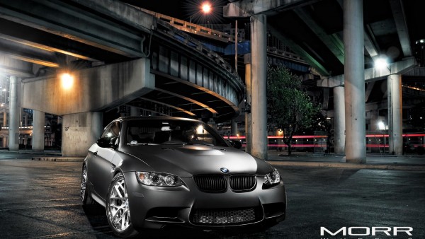 Черная матовая BMW M3 ночью под мостом обои hd