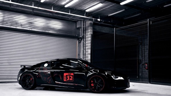 Черный Audi R8 в гараже с большими колесами обои hd