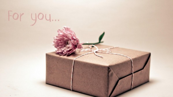 Цветы и подарок в коробке для тебя обои hd