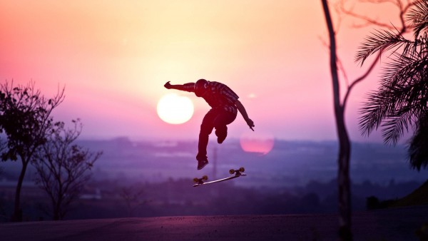 Парень скейтбордист на фоне солнца обои hd