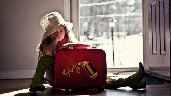Ребенок на чемоданах заставки на рабочий стол hd