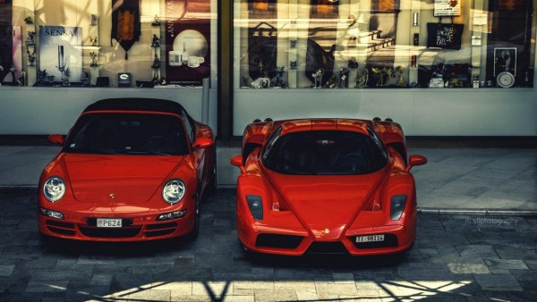 Автомобили Ferrari Enzo и Porsche Carrera заставки