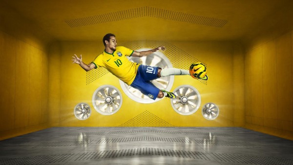 Бразильский футболист с мячем заставки на рабочий стол hd