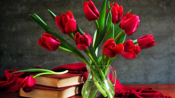 Красные тюльпаны в вазе