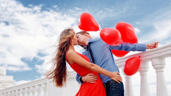 Милые пары с красными воздушными шарами картинки