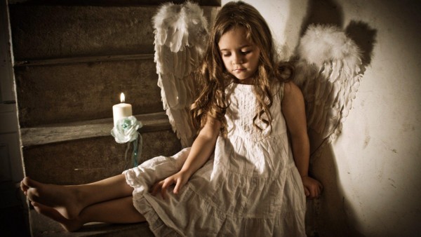 Маленький ангел девочка с крыльями на рабочий стол обои