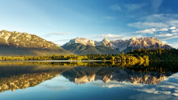 Озеро на фоне гор и леса картинки скачать бесплатно