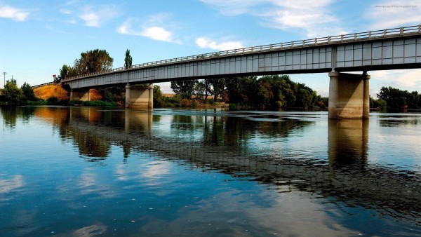 HD обои Спокойная река под мостом