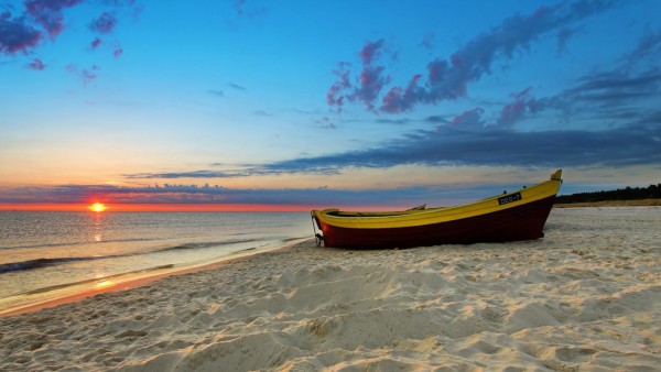 Закат на песочном пляже