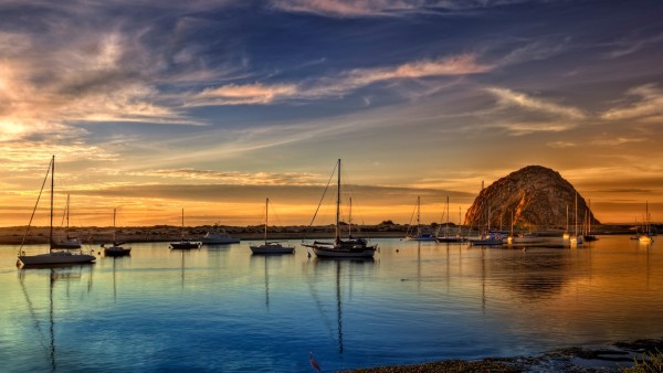 Фото голубого залива с лодками на закате