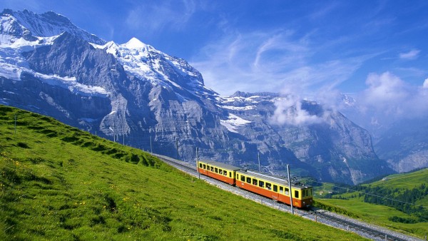 Поезд в горах Альпы широкоформатные HD обои скачать