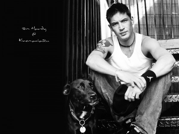 Черно-белые фото Тома Харди с собакой
