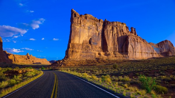Фото дороги проходящей в пустыне мимо песчаных скал