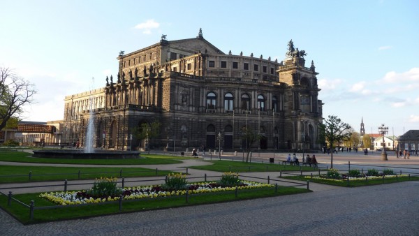 Германия Дрезден здание театра фоновые заставки скачать