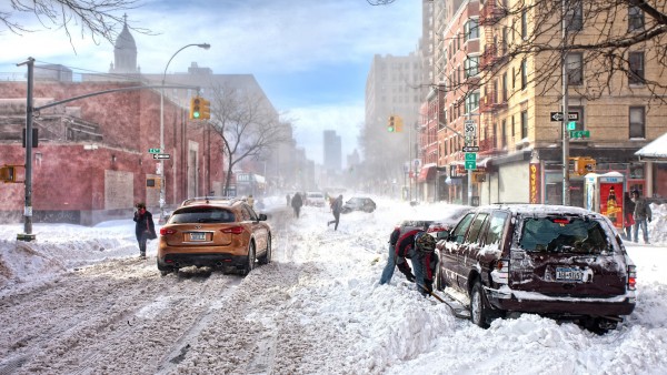 Горожане откапывают свои машины от снега обои hd бесплатно